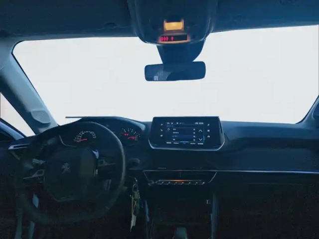 Peugeot 208 puretech 75 s&amp;s bvm5 — photo 8