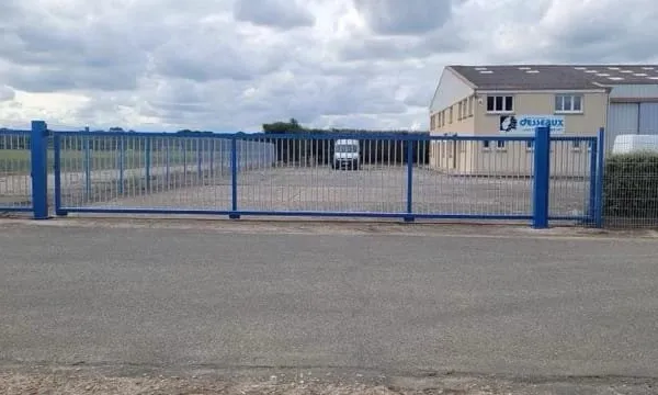 Local d’activité et entrepôt Vente Conches-en-Ouche  3300m² 901000€