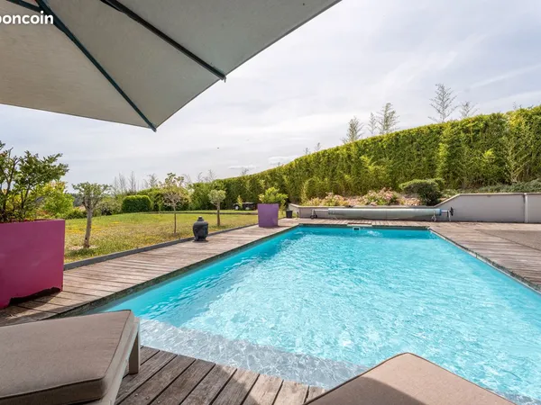 Villa d'architecte contemporaine 270m² • Vue panoramique • Piscine • Saint-Just-Saint-Rambert