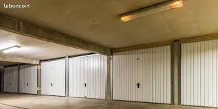 Vends box fermé, pour véhicule ou stockage