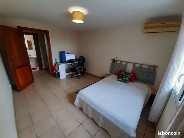 Co-location grande chambre du type suite dans villa avec piscine