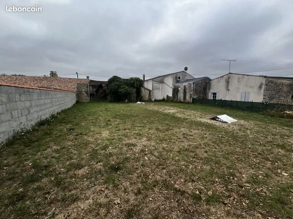 Terrain à bâtir de 371 m² à MEURSAC (17)