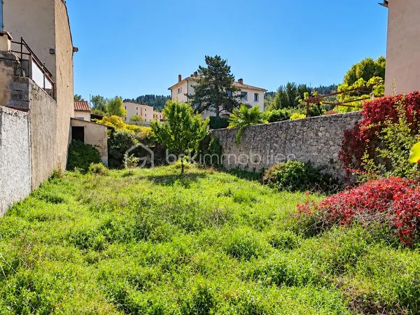 Terrain 215 m²
