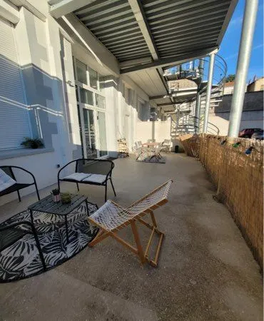 F3 centre ville avec terrasse et parking