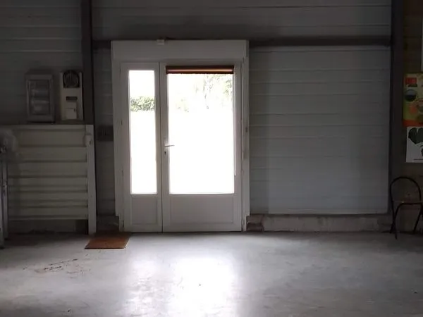 Entrepôt 170 m² — Accès Semi-Remorque — Bureau & Sanitaires