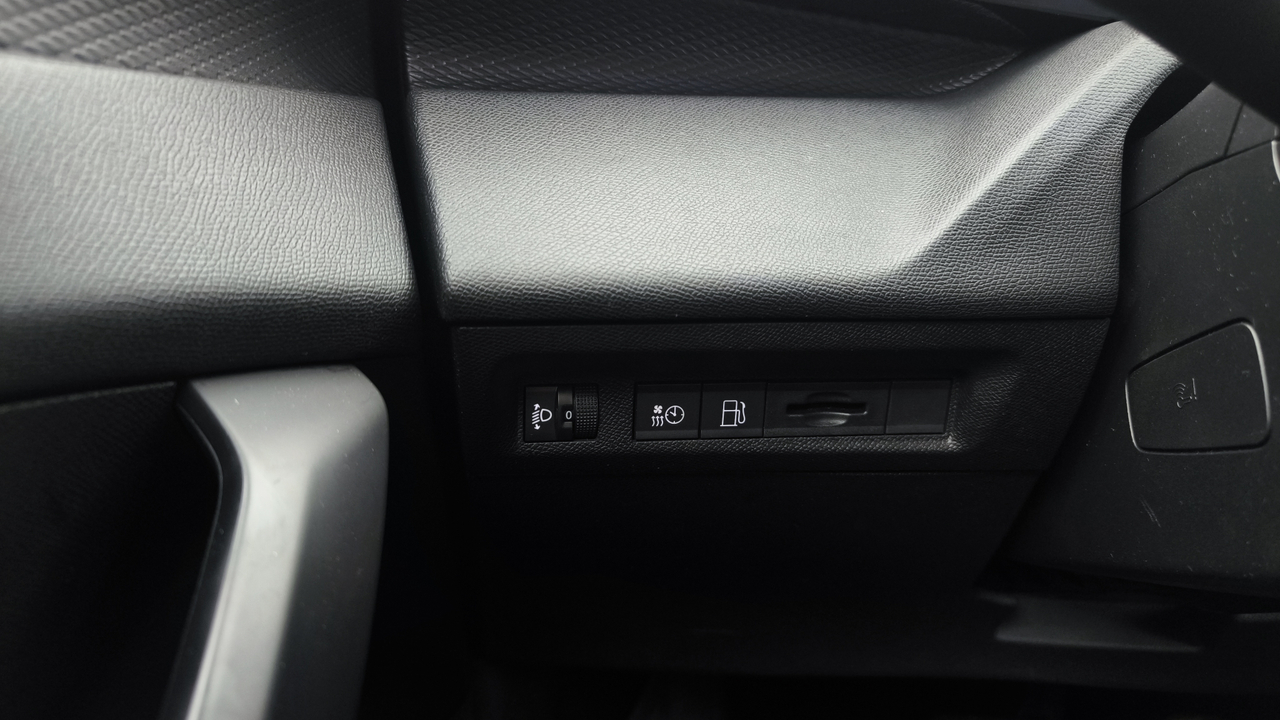 Peugeot 308 SW PHEV 180 e-EAT8 — photo 15