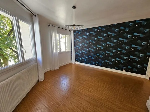 Appartement F4 69 m² situé à 200 m du plan d' eau avec garage