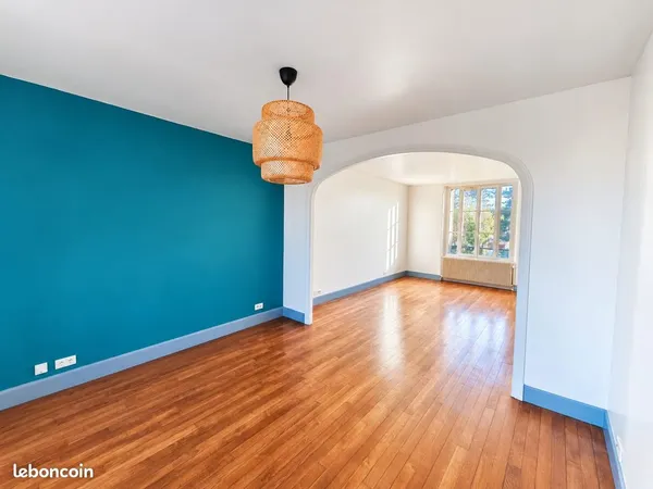 Appartement 3 pièces de 86 m² avec séjour double, jardin privatif de 90 m² et parking, écoles et cen