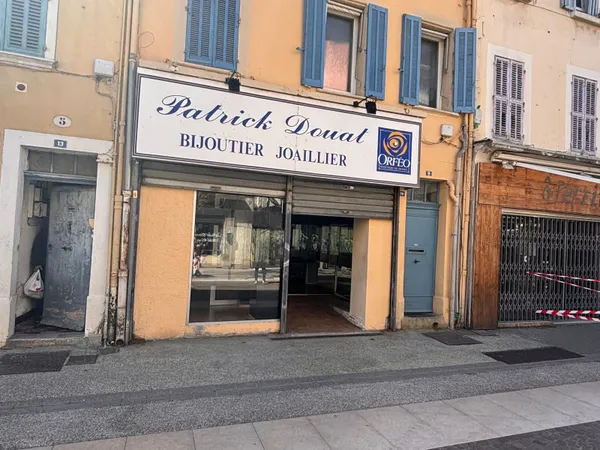 Local commercial 1 pièce 53 m²