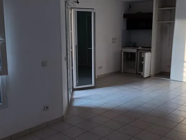 Grand studio meublé 32M2 lumineux avec balcon