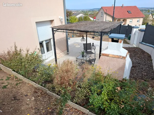 T2 dans pavillon avec garage et jardin