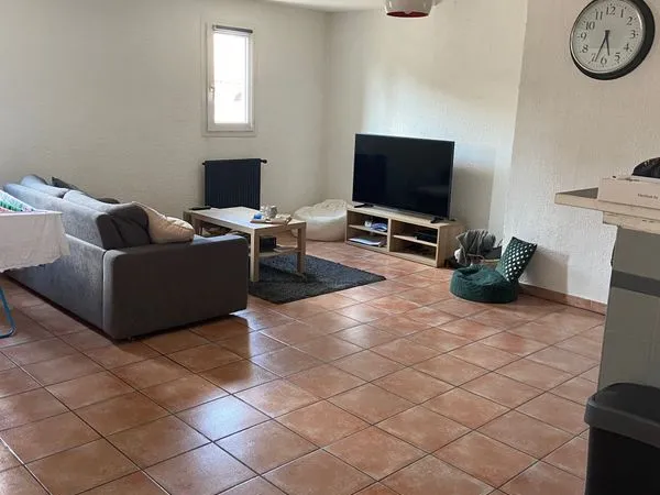 Grand T2 de 60 m² - ECUSSON ARENES - VUE SUR LES TOITS