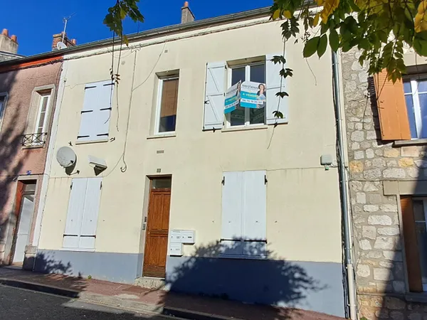 Appartement 3 pièces à vendre en centre-ville d'Étampes avec un jardin et deux remises - Un bijou ra