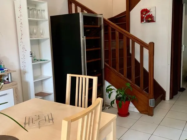 Maison Aussonne 31 Villa T4 à étage, rez de chaussée : entrée, WC séparé, cuisine, séjour avec terra