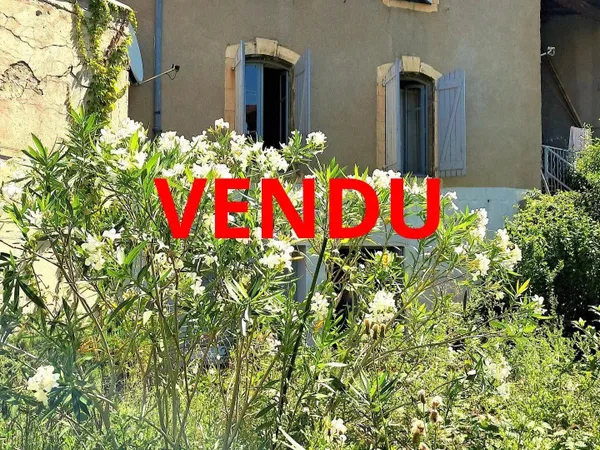 A vendre une grande maison de ville avec jardin, dépendance et garage