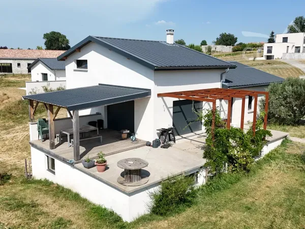 Villa contemporaine 2017 de 161 m² avec vue sur le Pilat à Thorrenc