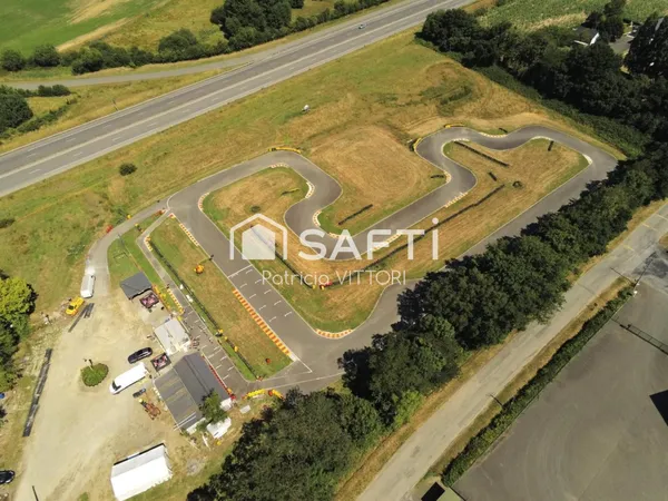 Site de karting de 2,45 ha avec piste de 420 m récente.