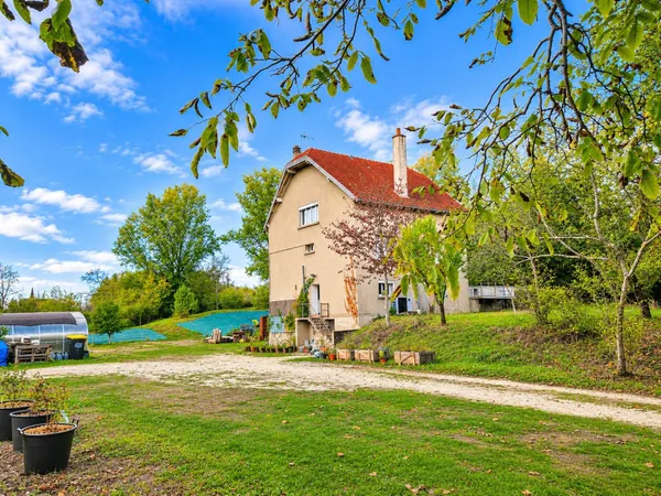 Maison de 106 m² sur un terrain arboré de 4 700 m²