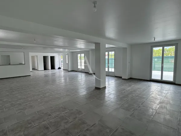 Local commercial 1 pièce 109 m²