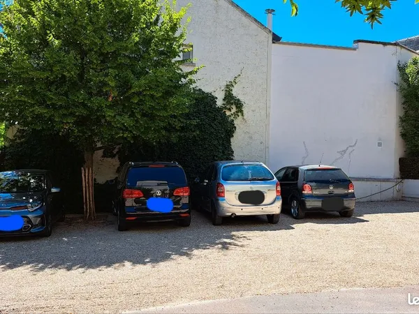 Place de parking extérieur