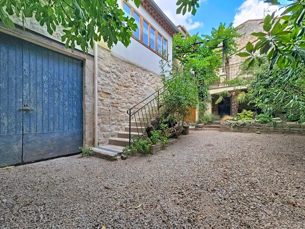Une superbe maison en pierre où charme de l'ancien, terrasses et volumes généreux se conjuguent à me