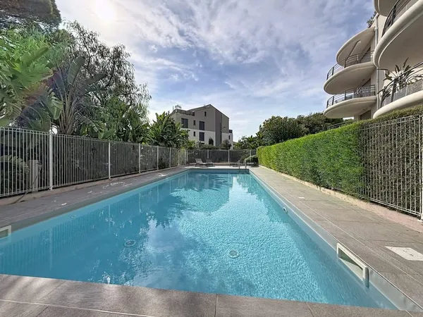 Magnifique appartement avec piscine et double garage