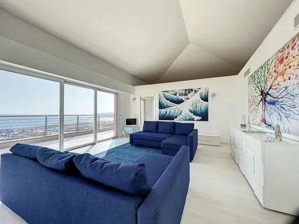 MENTON, QUARTIER GARAVAN: 4 PIECES DE 134 M2 AVEC TERRASSE DE 33 M2 ET VUE MER PANORAMIQUE