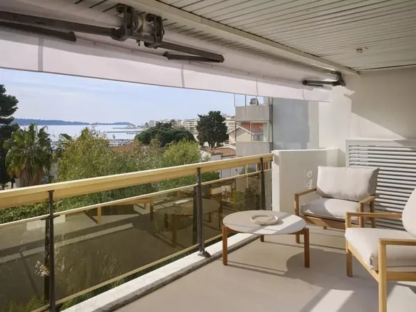 CANNES, PALM BEACH : Appartement 4 pièces moderne avec une piscine, vue panoramique