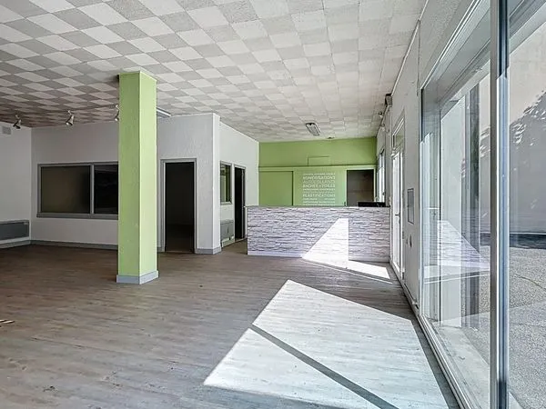 Local 255 m² Valence