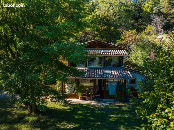Maison - 11 pièces - 257 m²