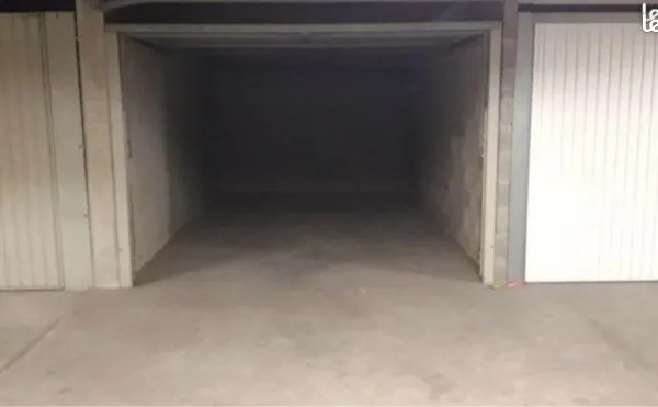 Garage securisé - 10m du métro - boulevard des canuts : Caluire - croix rousse