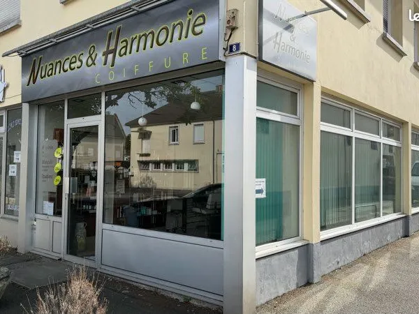À louer - Local commercial 90 m² - Salon de coiffure entièrement équipé - Courteille