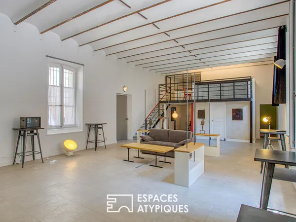Atelier avec mezzanine, cour privative et stationnement