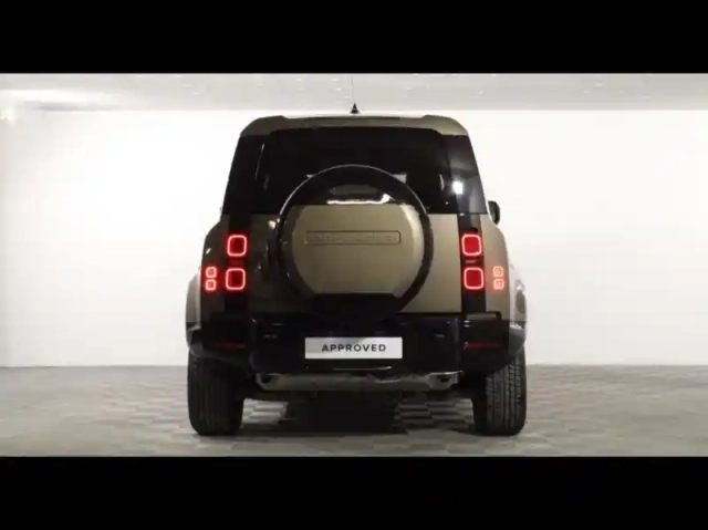 Land Rover Defender 110 2.0 p300e phev x-dynamic se — photo 12