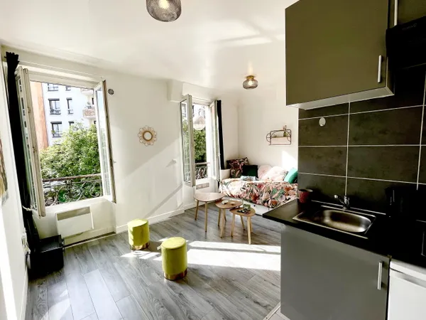 PARIS 10e - CANAL SAINT-MARTIN - CHARMANT STUDIO DE 18 M² SUR PLACE PRISÉE - ASCENSEUR