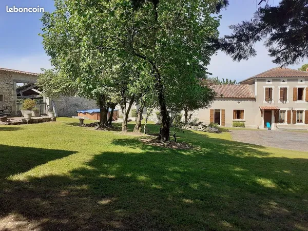 Maison de maitre avec cour fermée