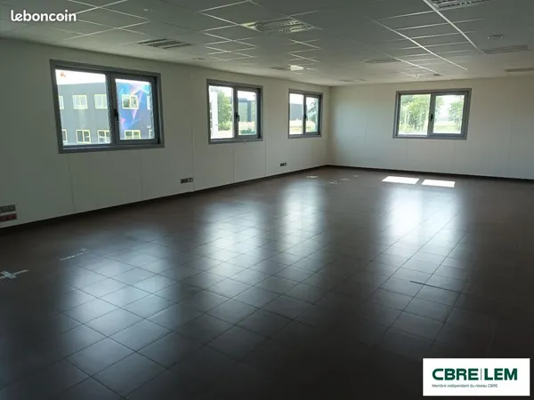Bureaux 300 m² SAINT JEAN DE LA NEUVILLE