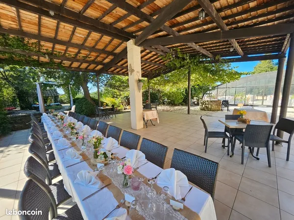 Domaine commercial restaurant et logements