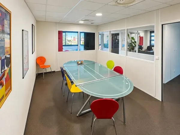 Bureaux 70 m2 meublés tout équipés, prestations recentes 4 places de parking.