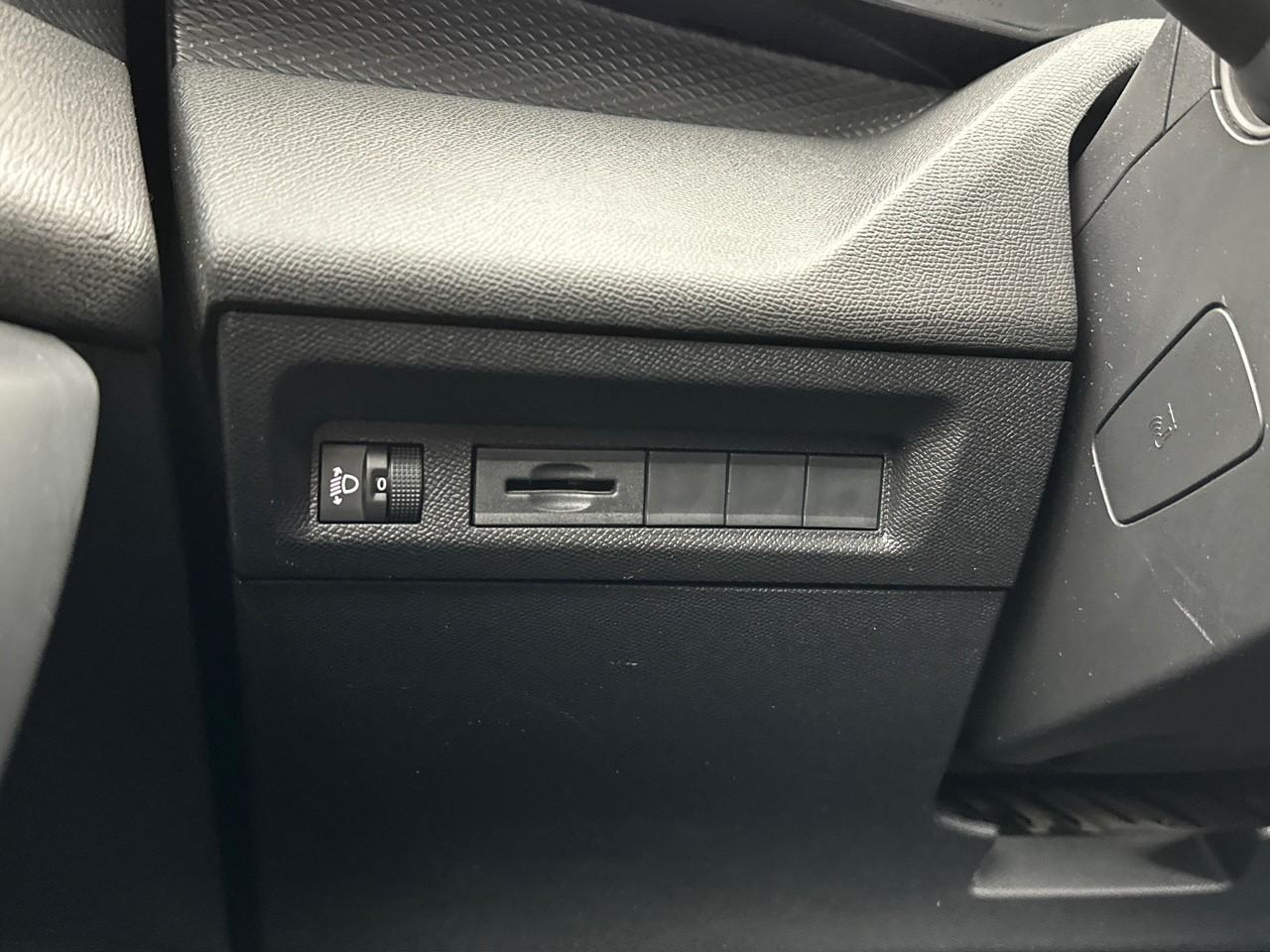 Peugeot 308 puretech 130ch s&s eat8 active pack — photo 18