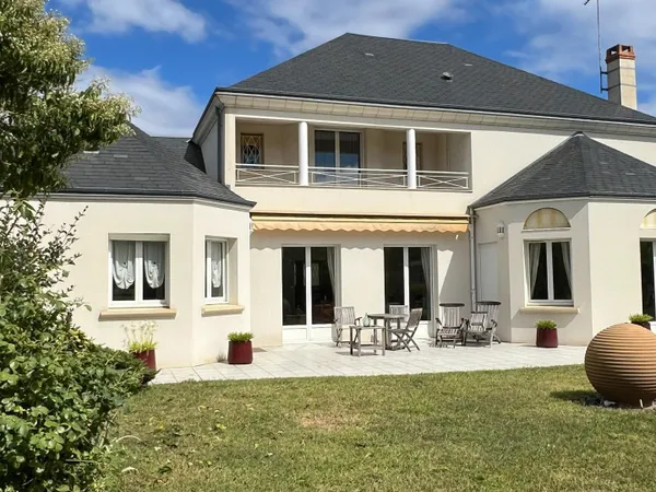 Rare. Spacieuse maison en parfait état avec sompteux jardin paysagé. 4 chambres. Garage.