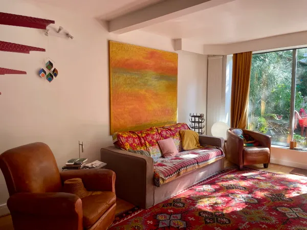 Chambre lumineuse, salle de bain et patio privatif dans une tres belle maison à Paris cet été