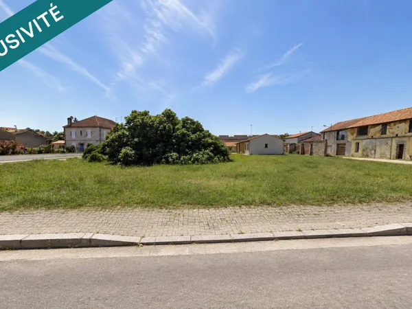 Terrain constructible d'environ 1 371 m²  Beau potentiel de projet