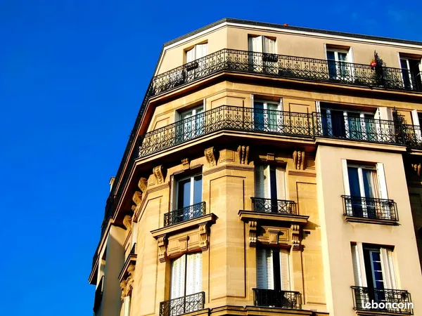Dernier étage dans un bel immeuble haussmannien