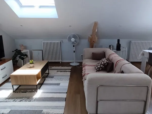Studio dans les combles d une maison