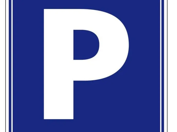 Place de parking à côté de la gare St Jean