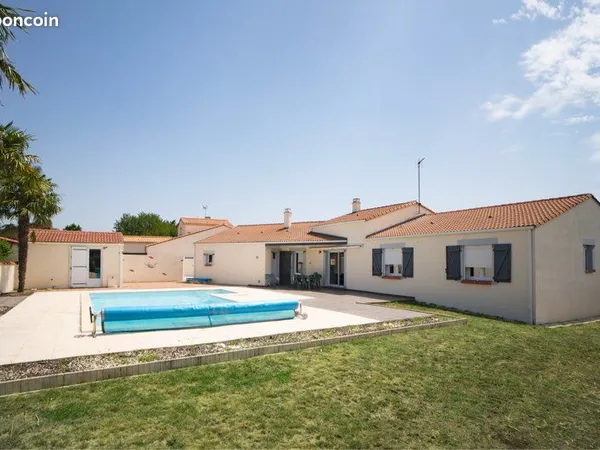 Maison plein pied 4 chambres.piscine