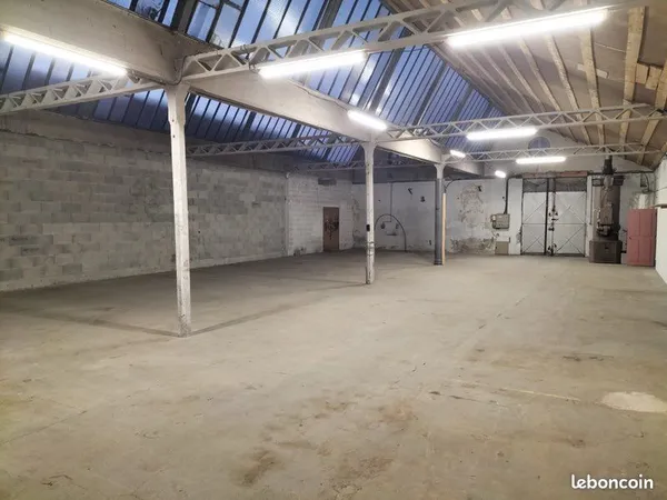 Local professionnel 500 m² avec parking - Proche axe de Bièvre - Saint-Siméon-de-Bressieux