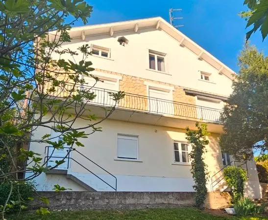 Grande maison divisée en 3 logements