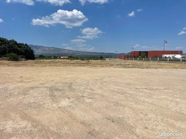 Location terrain pour stockage / parking / activité agricole